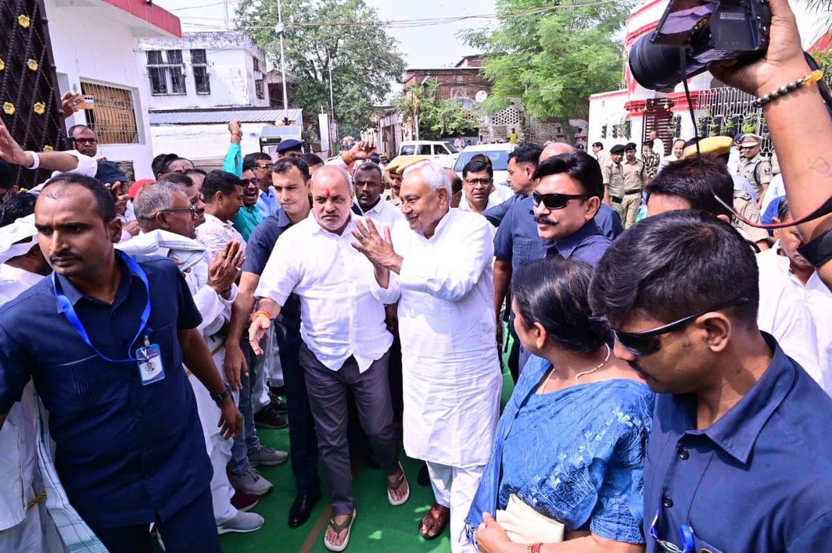 NitishKumar's tweet photo. बिहार में विगत 20 वर्षों में किए गए विकास कार्यों पर आधारित प्रदर्शनी का आज गयाजी में उद्घाटन किया। https://t.co/rZP7nmIWlW