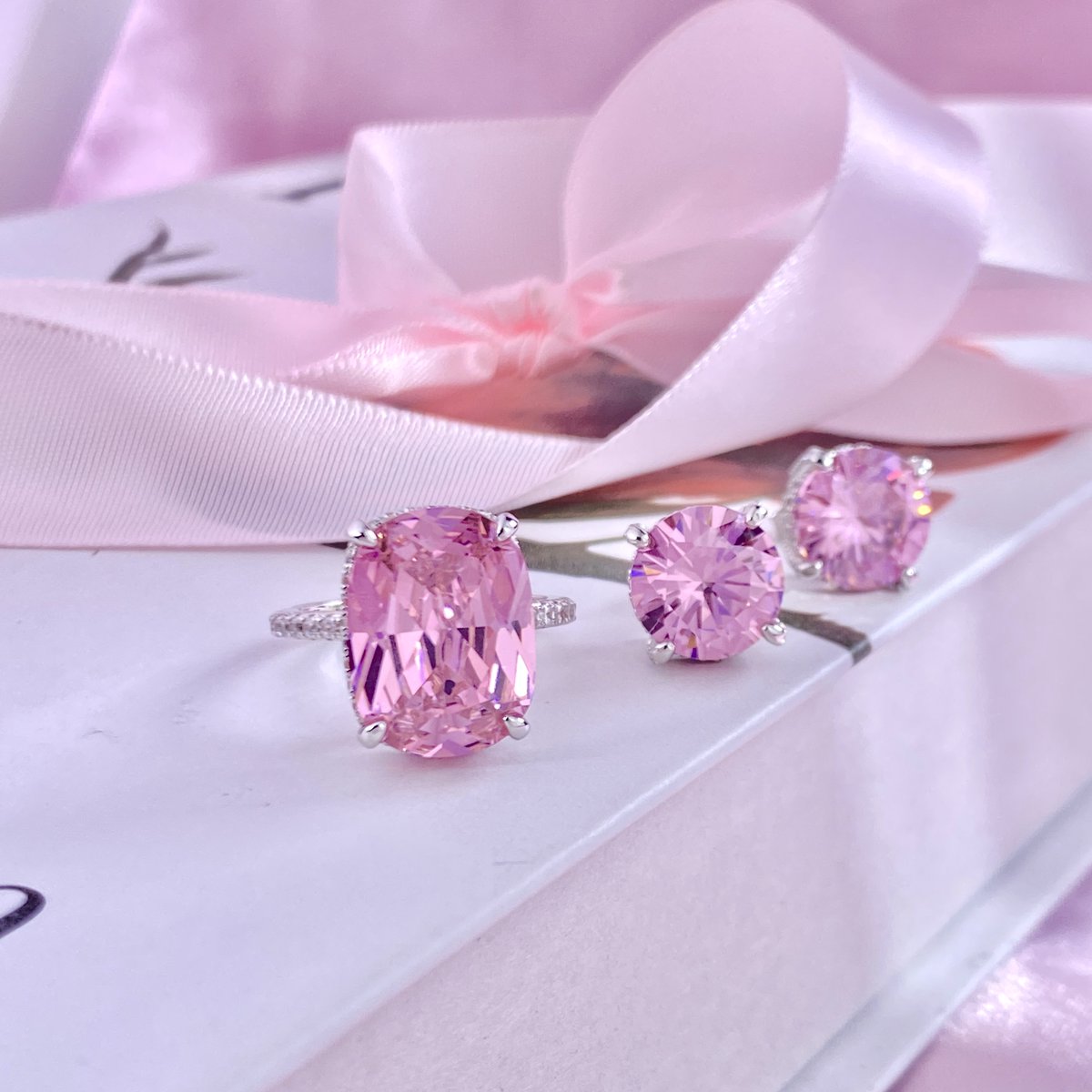 sayabling's tweet photo. A pink dream, made for forever. 💗💍
Learn more https://t.co/7qPpREHYoh

#PinkSapphire #PinkSapphireRing #EngagementRing #CushionCut #PinkGemstone #UniqueEngagementRing #LuxuryEngagementRing #FineJewelry #RomanticJewelry #StatementRing #AlternativeBridal #ModernBride #giftideas https://t.co/QEf1Z6kll1