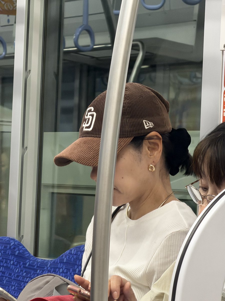 backthebrownSD's tweet photo. The Japanese love the brown and SD. Saw it in Osaka, saw it in Kyoto, and now in Tokyo. Seen variations of brown SD hats in Japan more than any other MLB team. If y’all didn’t already know, brown is beautiful. https://t.co/rEE4d2UKZo