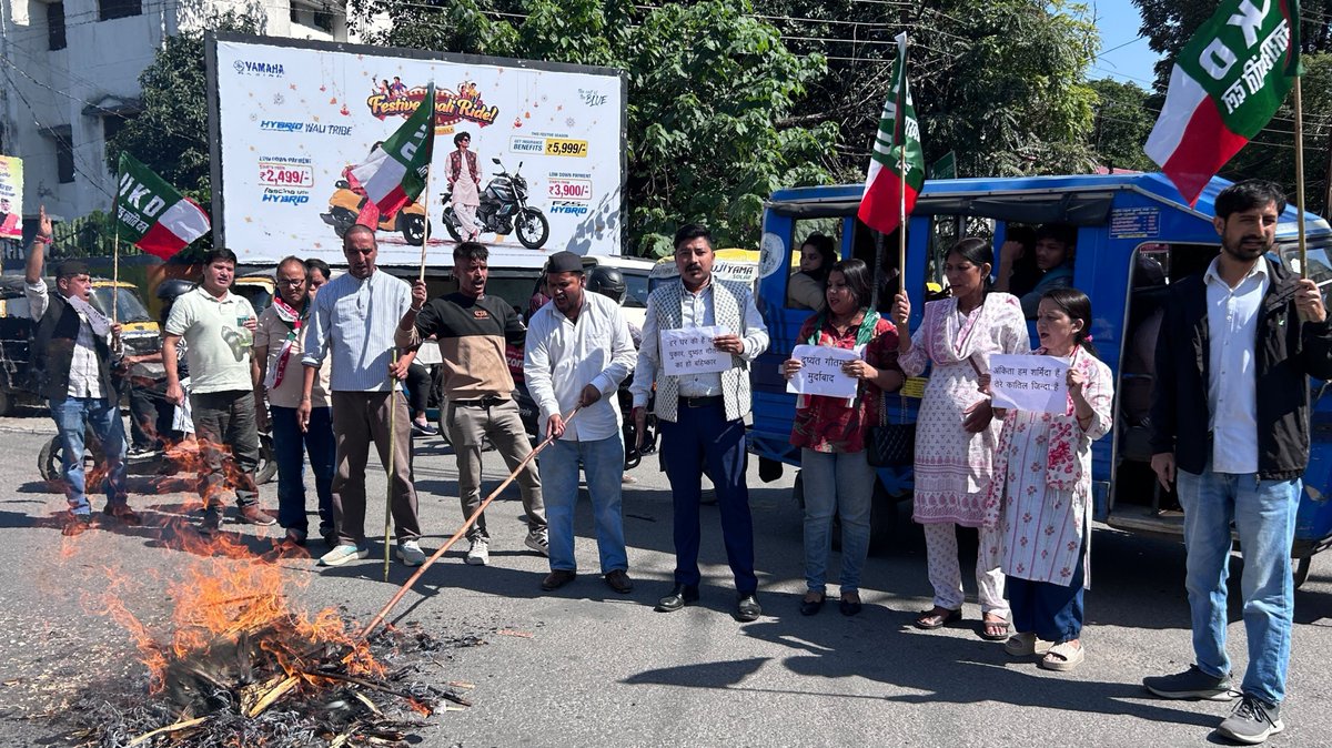 LusunTodariyaUK's tweet photo. आज देहरादून के द्रोण चौक में उत्तराखंड क्रांति दल द्वारा भाजपा नेता और अंकिता भंडारी प्रकरण में कथित वीआईपी दुष्यंत गौतम और भाजपा सरकार का पुतला फूंक कर विरोध दर्ज कराया।आज प्रदेश भर में उत्तराखंड क्रांति दल ने भाजपा सरकार के खिलाफ प्रदर्शन कर अंकिता के लिए न्याय की मांग की। https://t.co/nZLkBJBMXk