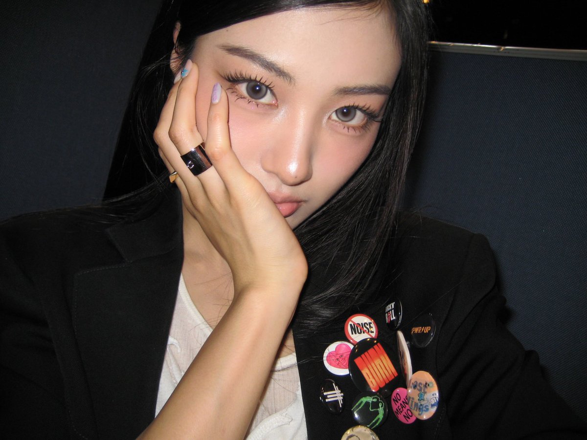 gawonuee's tweet photo. Good luck (forgetting my eyes), babe! https://t.co/izY3zsFaWG