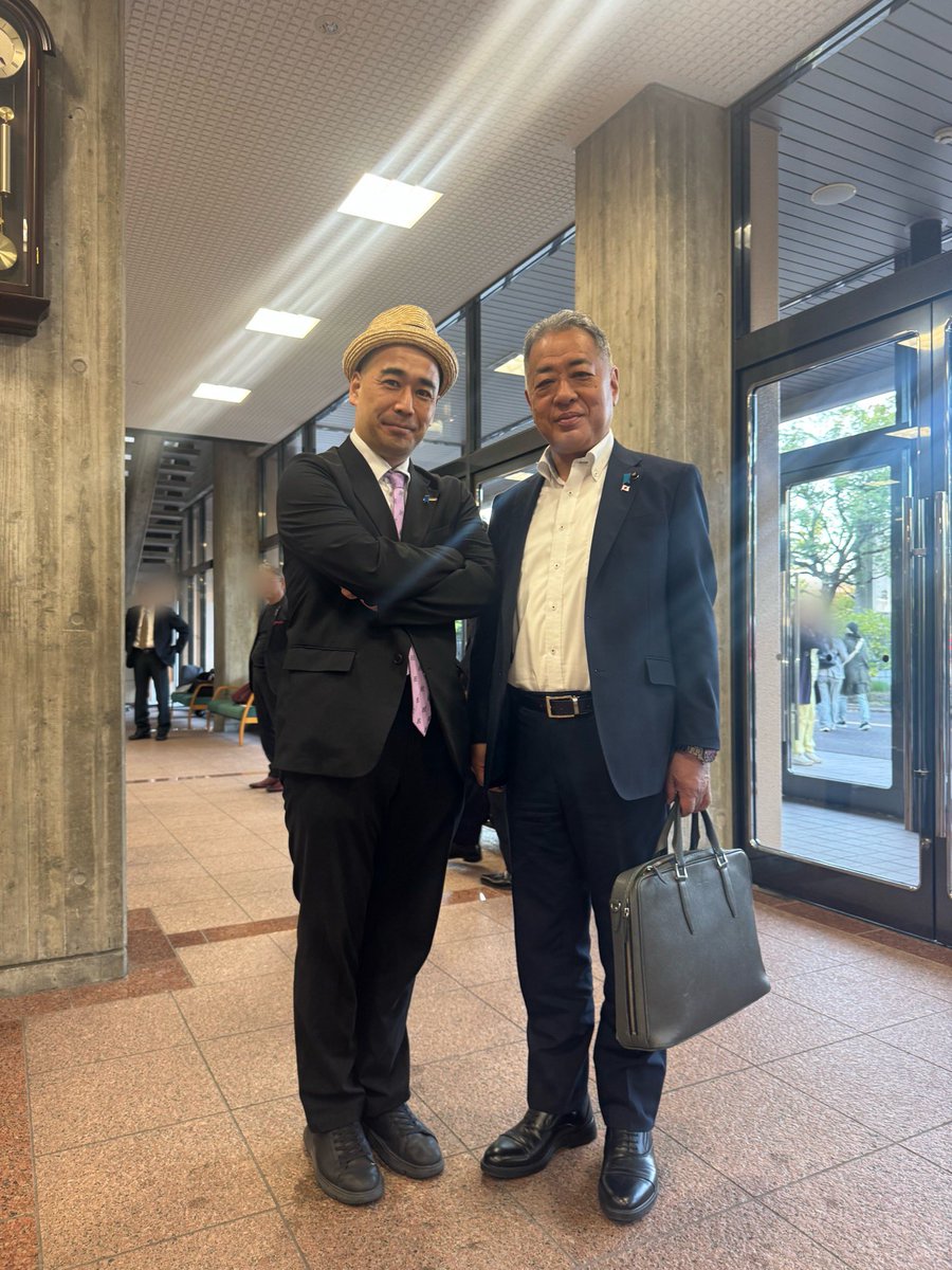 HoshuMizunoue3's tweet photo. 本日、天理市の「やまのべホール」で行われた、奈良竹田研究会による竹田恒泰先生の講演会。

聴衆の中には、#水ノ上なるあき 堺市議のお姿も！
日本経済大学・久野潤先生とご一緒のところを、撮影させて頂きました📸✨

やまのべホール前の忠魂碑には、陸軍大臣・荒木貞夫の書が刻まれていました。 https://t.co/Y24QMDOVkn
