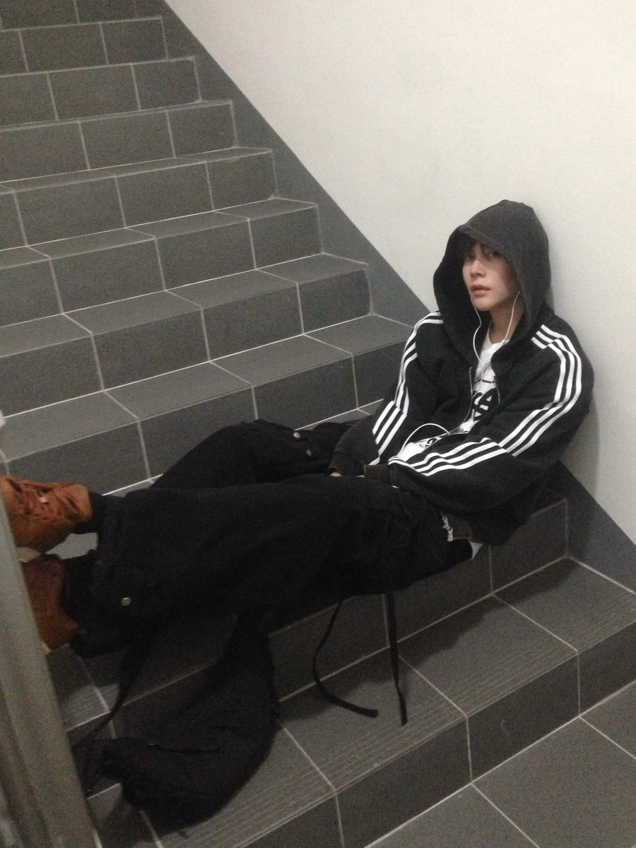 myfavoriteag11's tweet photo. 아디다스 은석 미침? https://t.co/fD7gM0Pbco