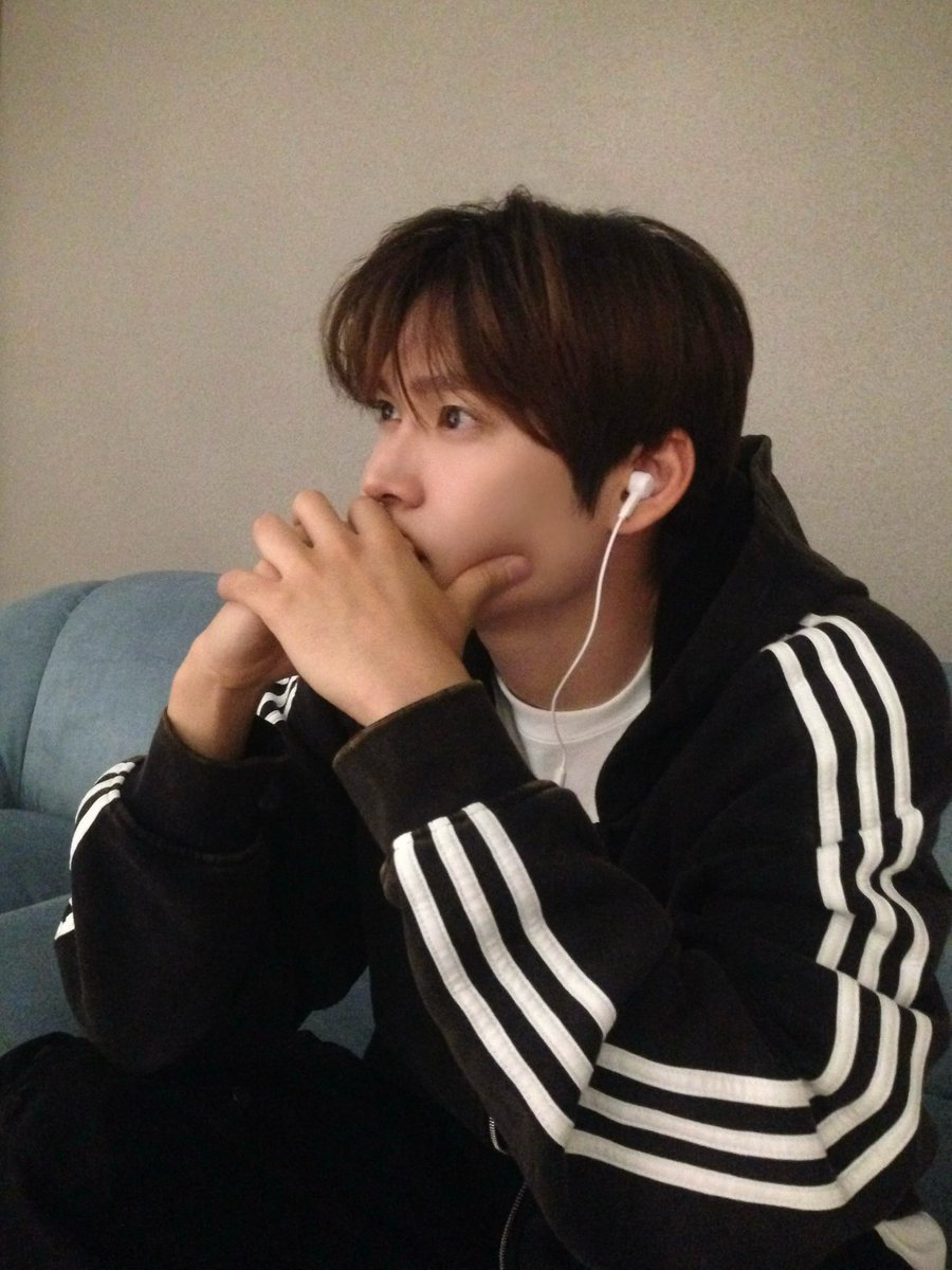 myfavoriteag11's tweet photo. 아디다스 은석 미침? https://t.co/fD7gM0Pbco