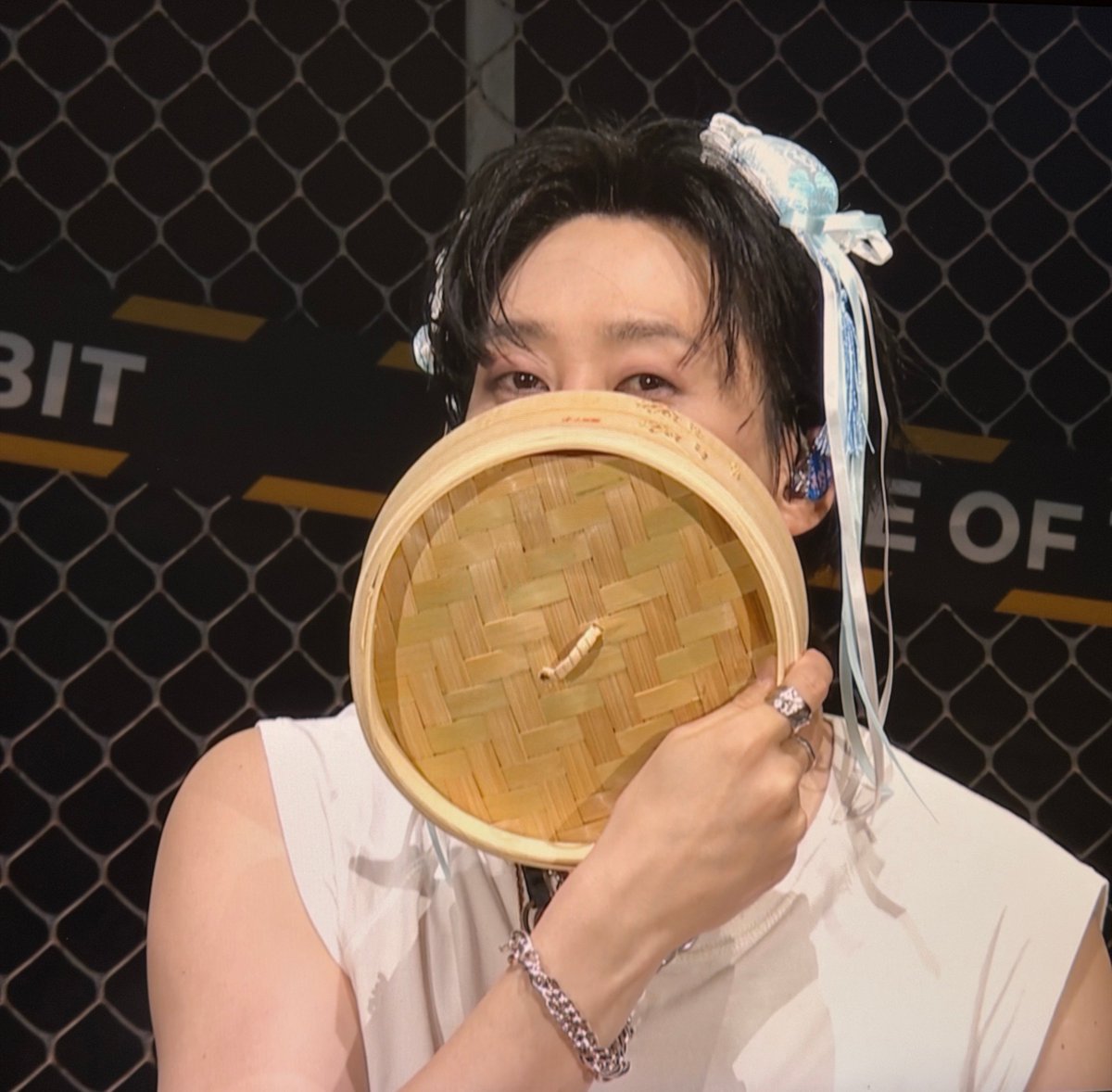 tokki_jinnhae's tweet photo. what the hell he’s so cutee 😂 who gave him that 饅頭水餃 hair clip 😂😂😂 https://t.co/4pKICL1fIG