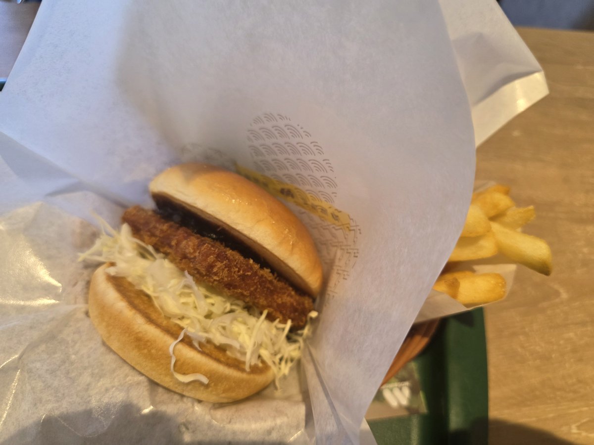thunder3533's tweet photo. モス、金沢カレーカツバーガー
おいしそうに撮れなかったけど、おいしかったです
#蓮ノ空女学院カレー部 https://t.co/qc5DFE4MN2