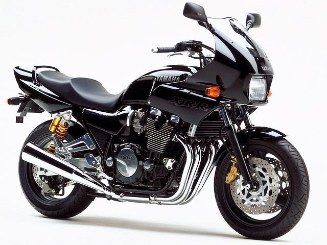 PutiMotor's tweet photo. '96 ヤマハ「XJR1200R」

国内ネイキッド最大排気量を持つモデルとして1994年に登場したXJR1200が、2回目のマイナーチェンジを受けたタイミングで発表されたバリエーションモデル。

大型のハーフフェアリング（ハーフカウル）を装備して、長距離の高速移動にも対応したツアラー的なキャラクターが設定されていた。

98年にはベースモデルがXJR1300へと進化したが、ハーフカウルモデルは設定されず、結果的に、XJR1200Rが、シリーズ唯一のハーフカウル装備モデルとなった。

【乾燥車重/シート高/タンク/出力】
233kg/780mm/21L/97ps

https://t.co/U4fpjECEzu