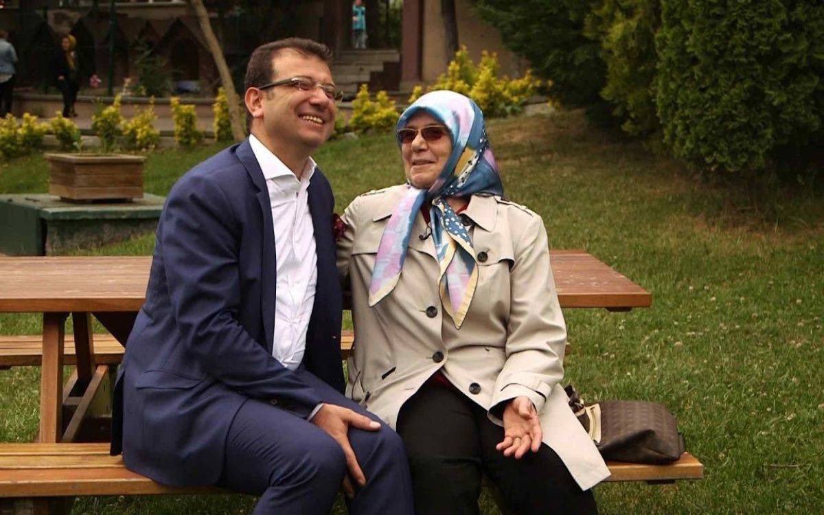 kayhanayhann's tweet photo. EKREM İMAMOĞLU’NUN ANNESİ İLE CEMEVİ’NE GİTTİĞİ ANIYI PAYLAŞMASI SALONU GÜLÜMSETTİ

“UŞAĞUM AMİN DEMİYORLAR 
ALLAH ALLAH DİYORLAR DAHA GÜZEL”

Ekrem İmamoğlu: 

Ben anacığımla, ben siyasete başladığımda Aleviliği tanıdım. İtiraf etmiyorum, bunu yeri tutmuyor, böyle. Yani birçok şeyi hayatta insan öğreniyor. Baktım ki yani nasıl şeylerle insanların aklı, ben kaldı ki hiç kimseyi ayırt etmeden hayatımı geçirdim. Öyle bir aile terbiyem var Allah'ıma şükür. Kürt ortağım oldu, çalışanlarım oldu. Alevi ortağım oldu. Anneciğime dedim ki bir gün, ilçe başkanıyım Cumhuriyet Halk Partisi dönemimde, "Bugün" dedim, "Cemevinegideceğim, senle oraya gideceğiz anne" dedim Muharrem ayında. "Uşağım ben oruçluyum" dedi. Dedim: "Tamam, orada lokma yiyeceğiz, orada da insanlar oruçlu" dedim. "Yapma ya" dedi. Anacığımla gittik. Pırlanta gibi insanlar, her gittiğimde beni her biri anne gibi karşılayan anneler, kadınlar yine karşıladı, annemin de gözleri doldu. Orucunu açtı insanlar, dualar edildi. Çıktık arabaya bindik, annemin ilk lafı ne oldu biliyor musun? "Uşağım" dedi, "Amin demiyorlar, Allah Allah diyorlar, daha güzelmiş" dedi ya. O kadar hoşuma gitti ki anamın o tarifi. Birbirimizin hakkında bilgimiz yok, aramızda dağlar var. #İBBDavası