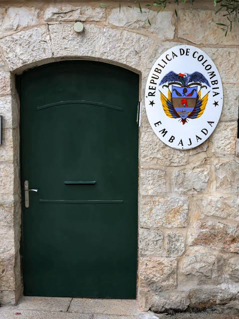 marcospeckel's tweet photo. No habrá ninguna consecuencia negativa para Colombia por su embajada en Jerusalem. Puras declaraciones, condenas de papel, rechazos y bla, bla. 
Países árabes aliados de Colombia como 
Marruecos y Emiratos Árabes Unidos no suscribirán ninguna condena, quitándole peso a declaraciones de organismos que operan por consenso como la Liga Árabe y la Conferencia de Cooperación Islámica.   
Menos aun como decía un editorial que "Colombia queda aislada".  ¿Aislada de qué?  ¿Qué el embajador de Irán en la ONU no invite a Colombia a sus cocteles?  Con Colombia en el Consejo de Seguridad hasta diciembre de 2027, muchos necesitan a Colombia.  
Aislada y sin interlocución estaba Colombia cuando rompió relaciones con Israel y quedó en compañía de Corea del Norte, Irán, Yemen, Pakistán y Cuba, entre otros. 
Lo mas absurdo y ridículo es decir que la  ubicación de la embajada de Colombia en Jerusalem afecta la solución de dos Estados. A esta no se ha llegado por las reiteradas negativas palestinas a aceptarla. 
La resolución 2334 de 2016  del Consejo de Seguridad, a pesar de su sesgo anti-Israel,  deja claro que Jerusalem Occidental, donde queda la embajada de Colombia, es territorio indisputable de Israel.  
Con su embajada en Jerusalem, Colombia afirma su relación estratégica con Israel, la cual responde a los intereses  reales de Colombia en múltiples áreas de cooperación: seguridad, inteligencia, agua, agricultura, innovación, lucha contra el crimen organizado,  turismo, energías renovables, medio ambiente, etc.  
Beneficios tangibles para Colombia, no ideología trasnochada.  @CancilleriaCol