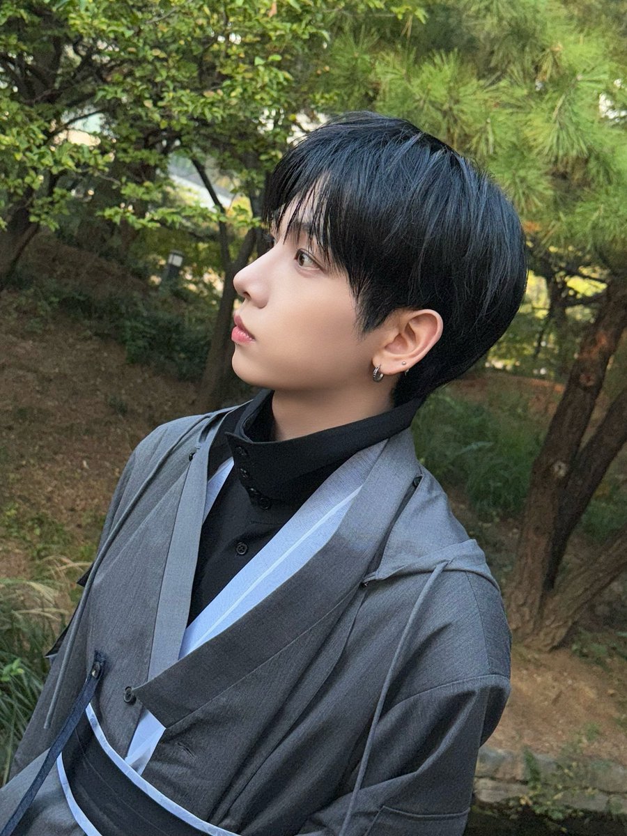 ztschjq's tweet photo. 마음이 너무 아픈데 내가 이 남자를 떠날 수 있을까 이런 아이돌 다시는 못찾을 것 같아서 쉽게 마음이 떠나지가 않음 https://t.co/Ex6N0nq6uo