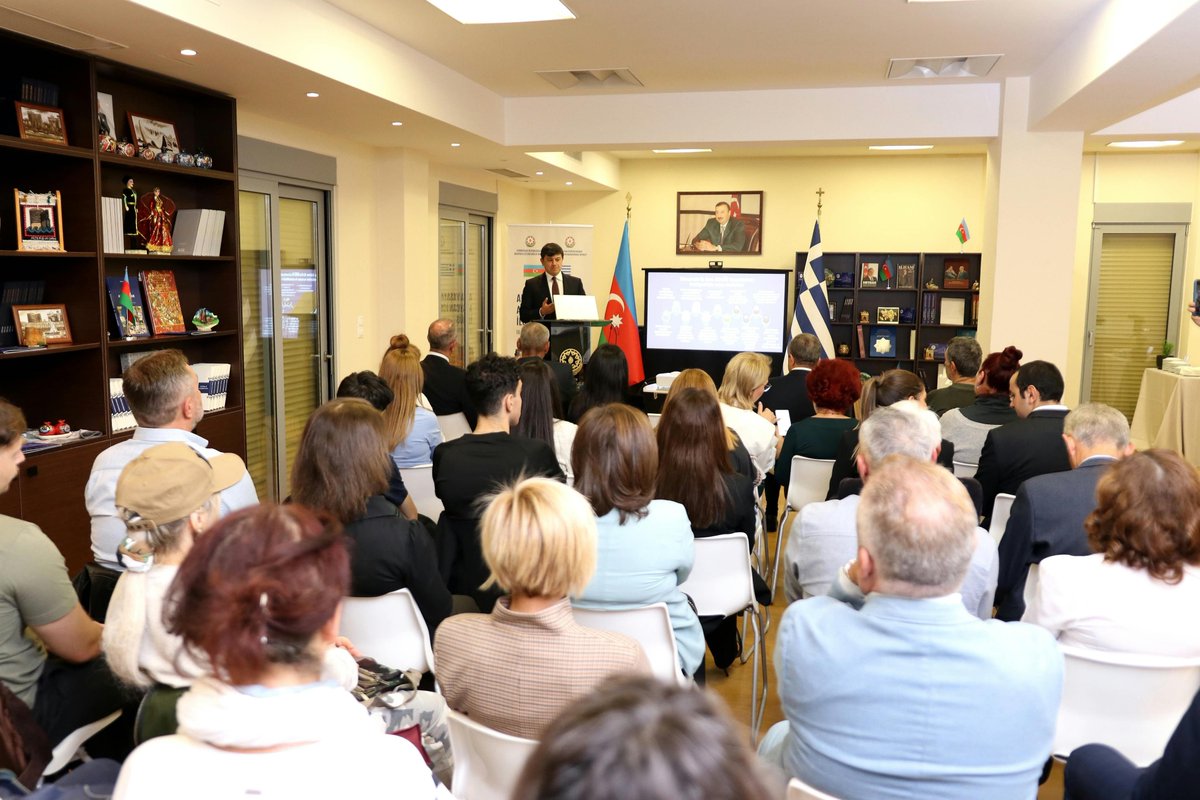 DiasporaAz's tweet photo. Soydaşlarımızla əlaqələrin inkişafı gündəmdə - Yunanıstandakı  Azərbaycan icması ilə görüş keçirilib

Xaricdə yaşayan azərbaycanlılarla görüşlərin mütəmadi təşkili Azərbaycan Respublikasının Diasporla İş üzrə Dövlət Komitəsinin həyata keçirdiyi layihə və proqramlar arasında xüsusi əhəmiyyət kəsb edir, qlobal Azərbaycan icmasının yaradılması məqsədini daşıyır. 
Diasporla İş üzrə Dövlət Komitəsinin sədri Fuad Muradovun Yunanıstana səfəri çərçivəsində paytaxt Afinada azərbaycanlılarla görüşərək diaspor fəaliyyətinin yol xəritəsini müzakirə etməsi bu məqsədin tərkib hissəsidir. 
Tədbir Azərbaycan Respublikasının Dövlət Himninin səsləndirilməsi ilə başlayıb. Daha sonra ölkəmizin ərazi bütövlüyü uğrunda canlarından keçən şəhidlərin əziz xatirəsi dərin ehtiramla yad edilib.
Görüşdə ölkə başçısının çıxışlarının yer aldığı videoçarxlar nümayiş olunub, Azərbaycan icmasının fəaliyyəti, milli həmrəyliyin gücləndirilməsi və gələcək təşəbbüslərin dəstəklənməsi məsələləri diqqət mərkəzinə gətirilib. 
Azərbaycan Respublikasının Yunanıstan Respublikasındakı fövqəladə və səlahiyyətli səfiri Arif Məmmədov çıxışında bildirib ki, icma görüşü xaricdə yaşayan azərbaycanlıların daim dövlətimizin diqqətində olduğunu göstərir. Səfir, həmçinin Yunanıstanda yaşayan soydaşlarımızın yerli cəmiyyətə inteqrasiyasından, Azərbaycanın tanıdılması istiqamətində  uğurlu təşəbbüslərindən danışıb. 
“Prezident İlham Əliyevin rəhbərliyi ilə həyata keçirilən diaspor siyasəti xarici ölkələrdə yaşayan azərbaycanlıların vahid milli kimlik ətrafında birləşməsin��, sürətli icmalaşma prosesinə böyük töhfə verir”, – bu sözləri komitə sədri çıxışında səsləndirib. Komitənin layihə və proqramları barədə müfəssəl məlumat verən sədr qeyd edib ki, bu gün xarici ölkələrdə yaşayan azərbaycanlıların koordinasiyalı fəaliyyətinin gücləndirilməsi, ölkəmizi uğurla təmsil etmələri istiqamətində mühüm irəliləyiş əldə olunub.
Daha sonra Şərqi Avropa Ölkələrində Yaşayan Azərbaycanlıların Koordinasiya Şurasının Yunanıstanın Afina şəhəri üzrə koordinatoru seçilib. Koordinator Yunanıstanda yaşayan azərbaycanlıların təşkilatlanması ilə bağlı fikir və təkliflərini səsləndirib.
Səmimi şəraitində davam edən görüşdə icma üzvlərini maraqlandıran suallar cavablandırılıb və yeni təşəbbüslərlə bağlı fikir mübadiləsi aparılıb. 
Görüş iştirakçıları xaricdə yaşayan azərbaycanlılara göstərilən davamlı diqqət və qayğıya, eləcə də milli birliyin gücləndirilməsi istiqamətində həyata keçirilən tədbirlərə görə Azərbaycan dövlətinə minnətdarlıqlarını ifadə ediblər.
Qeyd edək ki, təkcə 2025-ci ildə Diasporla İş üzrə Dövlət Komitəsinin rəhbərliyi və əməkdaşlarının 30 ölkəyə səfəri təşkil olunub, komitənin və diasporun təşəbbüsü ilə xarici ölkələrdə 800 tədbir baş tutub.  Bu proses 2026-cı ildə yüksələn xətlə davam edir.