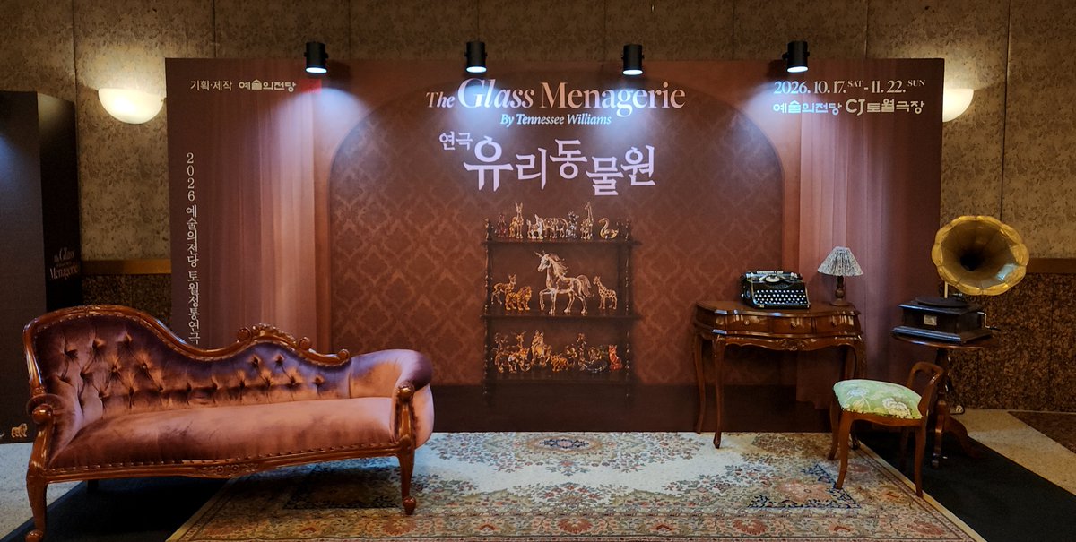 HongHong7466's tweet photo. 261017@19:00
연극 유리동물원💎 총첫
@ 예술의 전당 CJ 토월극장

"로라는 자기만의 세상에 살아요 - 작은 유리 장식들의 세계요" https://t.co/0fdQo2IJz5