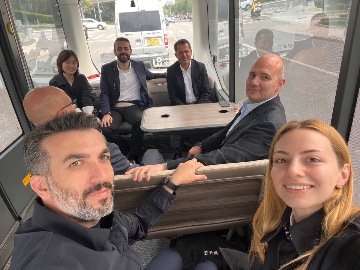 ZiyaAltunyaldiz's tweet photo. 📍 Pekin/Çin

Yapay zekânın ulaşım teknolojilerine kazandırdığı yeni imkânları yerinde deneyimleyerek otonom araçlarla gerçekleştirdiğimiz yolculukta, mobilitenin geleceğine yakından tanıklık ettik.

İnsan müdahalesini en aza indiren akıllı sistemler, ulaşım anlayışını yeniden şekillendirirken teknoloji ile günlük yaşam arasındaki mesafeyi de kısaltıyor.

Türkiye’nin bu dönüşümde yalnızca teknolojiyi takip eden değil, geliştiren ve yön veren ülkeler arasında yer alması hedefiyle çalışmalarımıza devam ediyoruz.