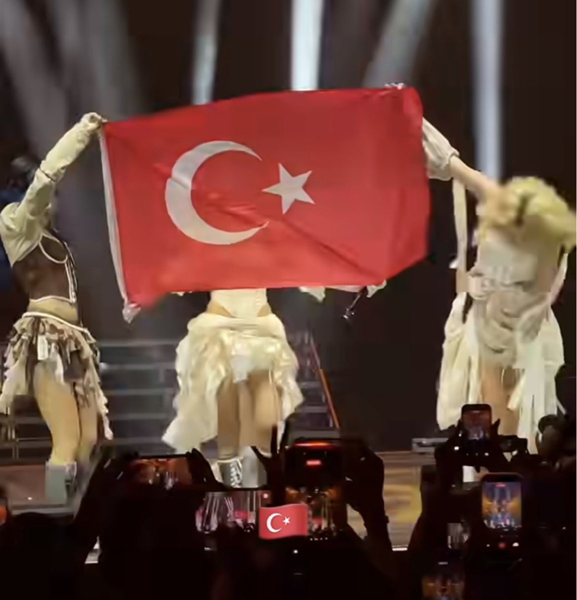 nnnyyeeahh's tweet photo. Sahnede kore bayragi acan dombili miraca benzemez bizim kizlarimiz

Turkiye sizinle gurur duyuyor https://t.co/nDHn4tXKl3