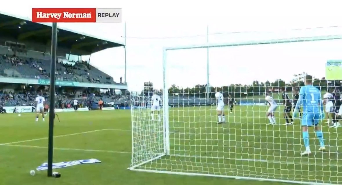 smfcmike's tweet photo. MIKE’S MANUAL CROWD COUNT 🧮
#BREAKING: The manual crowd count for these #MACvPER images is:
3️⃣4️⃣1️⃣*
*Three hundred & forty one
👏 for the 🎥 @ParamountPlusAU. My screenshots had ok resolution when zooming. A margin of error of approx. 6.5%.
P.S. This looks very likely to be a 900-1,300 attendance tops.
Unequivocally, #FAKE⚽️ is a sham no? 🤔
#DeathToTheAleagues💀
#DeathToThePFA📄 #ALeague