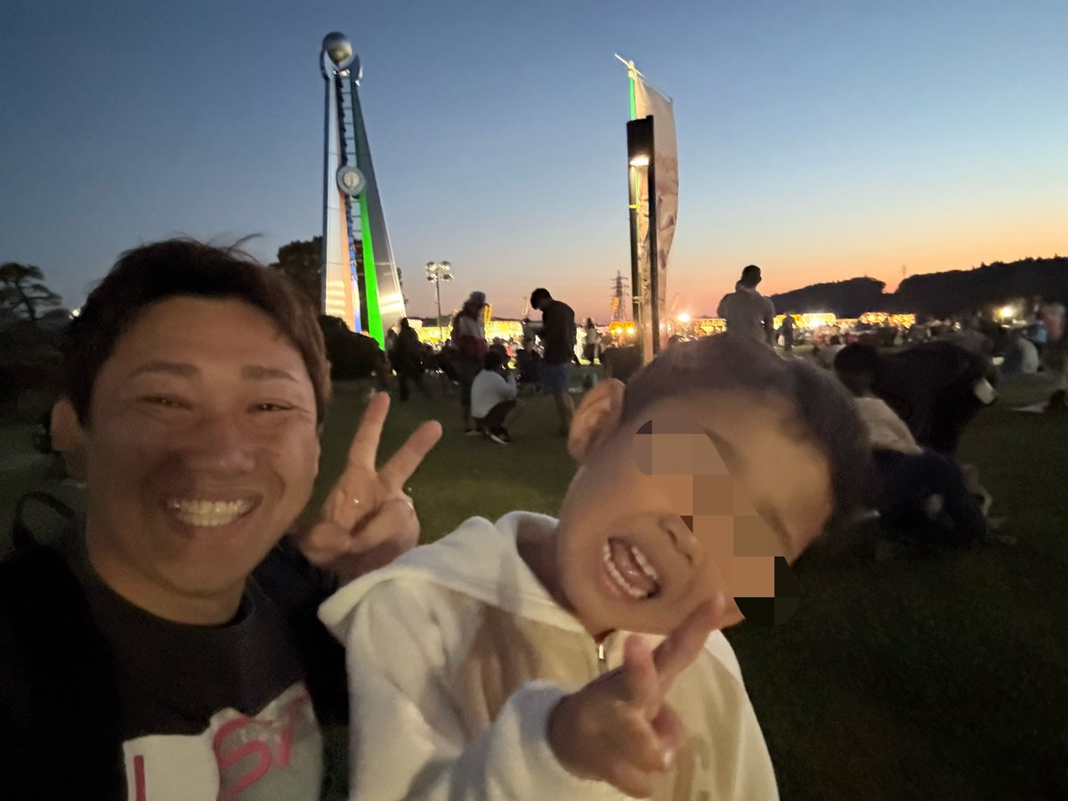 fate3256's tweet photo. 秋祭り来ちゃったぜ🎆
シャトルバスで大興奮🚌
焼きそばとイカで大興奮🦑
花火で中興奮🤣
この時期は過ごし易くて最高ー😆♪
たーまやー🎆🎇🧨 https://t.co/0TgWHpGsCQ