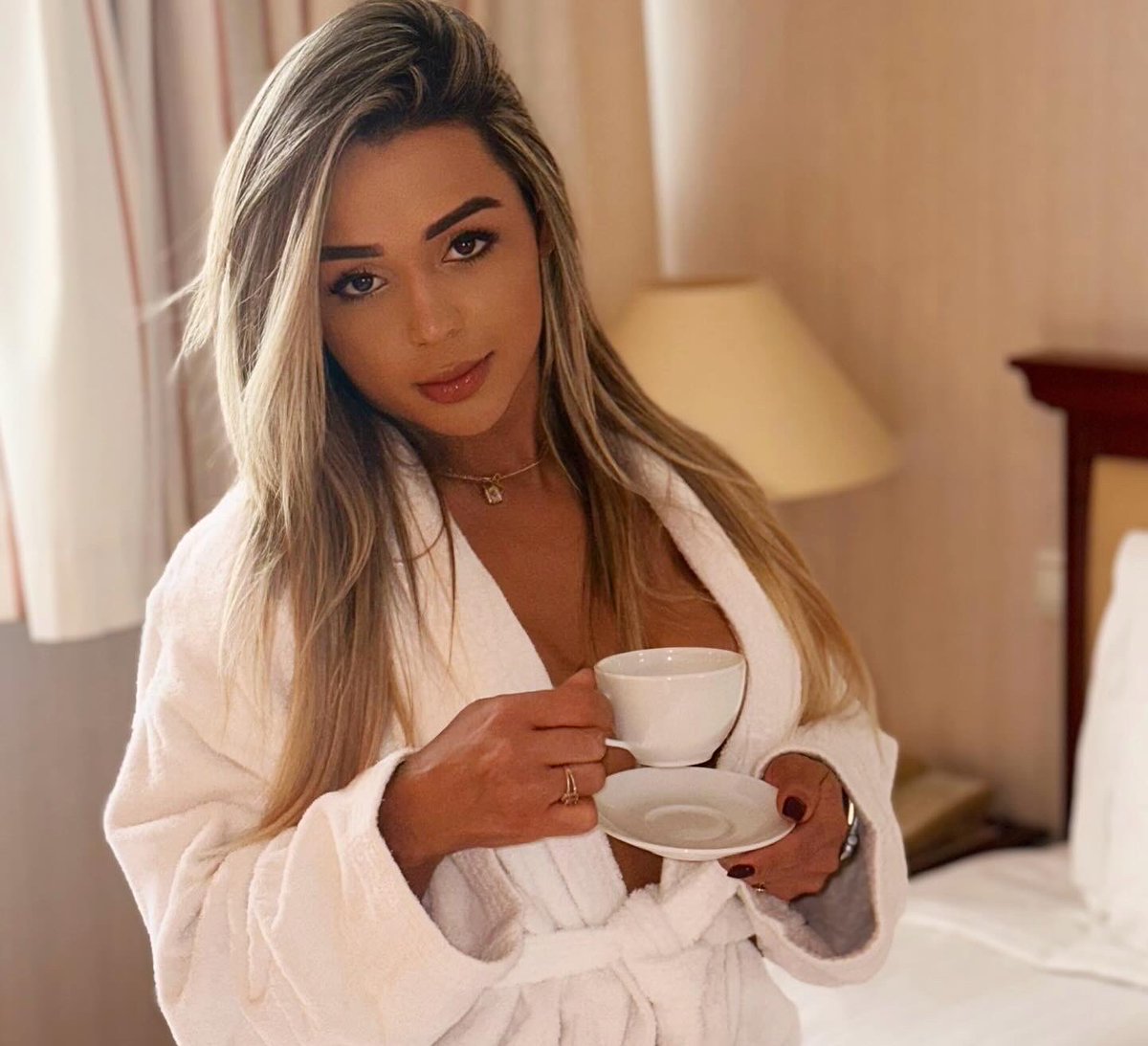 SabrinaFerx2rb's tweet photo. ☕🥂 Café da manhã na cama, roupão de seda e uma companhia que só a imaginação conhece… 🖤✨

https://t.co/GBr0VHXzbX

#SabrinaSecret #HotelVibes #Sensual #MorningMood #LuxuryLifestyle https://t.co/IdA0otJbpm