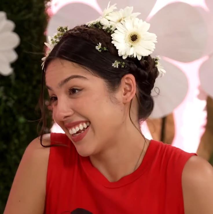serenjinpity_'s tweet photo. liv should always keep flowers in her hair https://t.co/dEdvoEUDSl