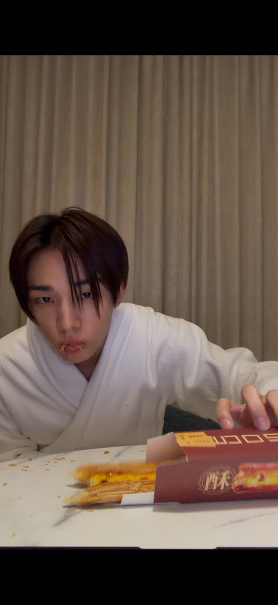 dearhhj00's tweet photo. 🫧🥟 update

Hyunjin with his 60cm egg tart 🤣😅 https://t.co/dsck1FxcWt