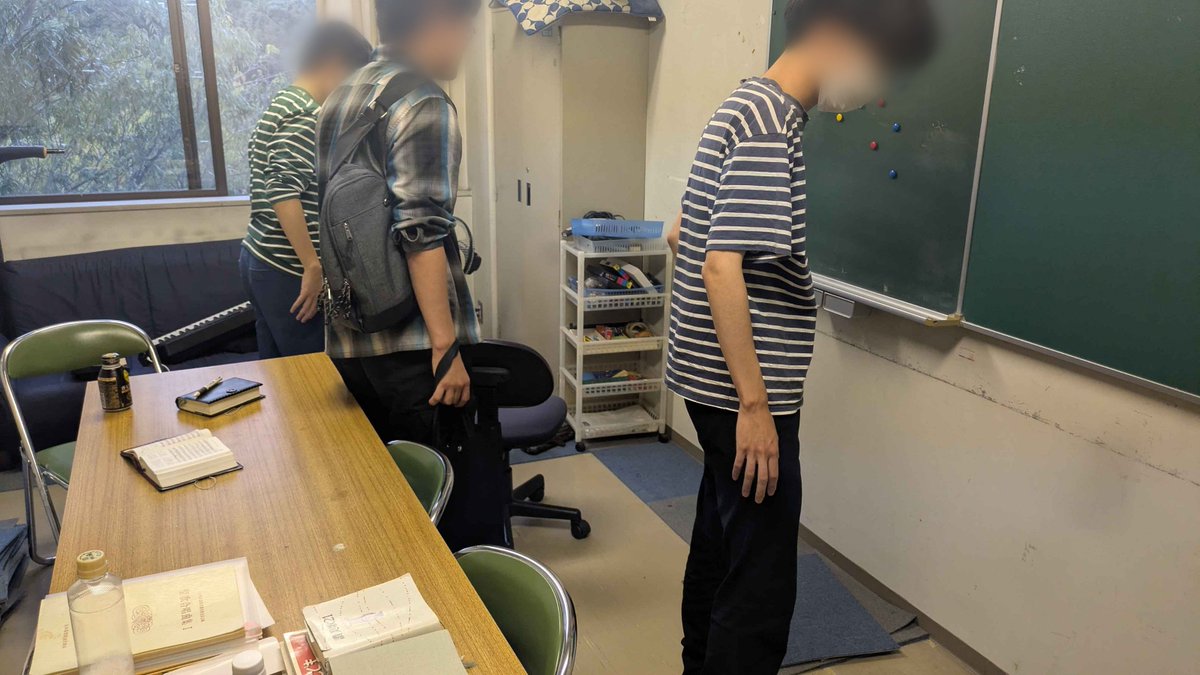doshisha_dsc's tweet photo. 【活動報告🎶】
ご無沙汰しております！
同志社学生聖歌隊です😊
秋学期が始まり、チャペル・アワーでの合唱奉仕も再開しています✨️
先日は部室の掃除を行いました🧹😷
また、新たに見学者の方が来てくださいました🙌
同志社学生聖歌隊は新入隊員募集中です！
ぜひお越しください！

#同志社サークル https://t.co/SBf0Yu6VLB