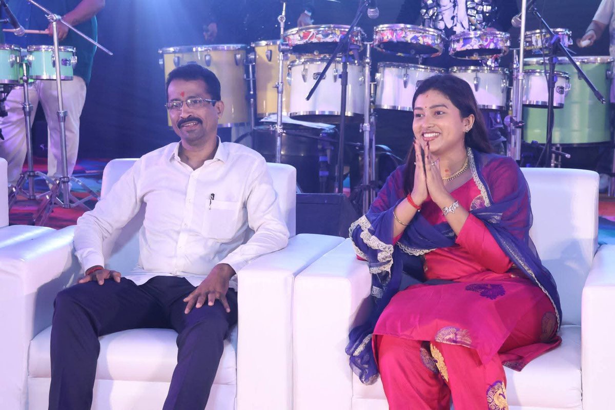 akanksha_virkar's tweet photo. नागोबा फाउंडेशन नवरात्रोत्सव २०२६ च्या सहाव्या दिवशी श्री. किरण राऊत यांनी सहकुटुंब उत्सवस्थळी भेट दिली. यावेळी त्यांचे स्वागत करून सन्मानपूर्वक सत्कार करण्यात आला.
#NagobaFoundation #NavratriUtsav2026 #KiranRaut #FamilyVisit #AkankshaVirkar https://t.co/93eh8w6F2w