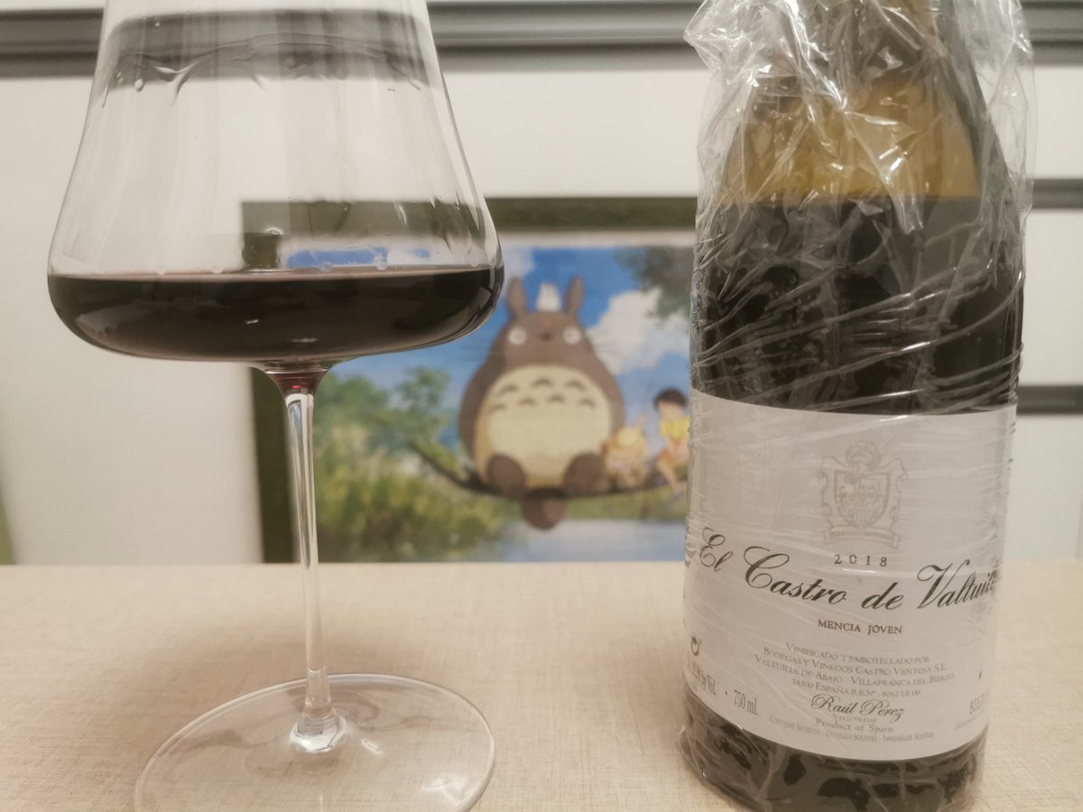 sps319711's tweet photo. 棚に寝かせたワインボトル、気づいたらラベルが少し擦れて欠けていた。大事に守ってきたのに、ちょっとした不注意で粗が出ちゃうものだね。 https://t.co/0GsEbSZ4on