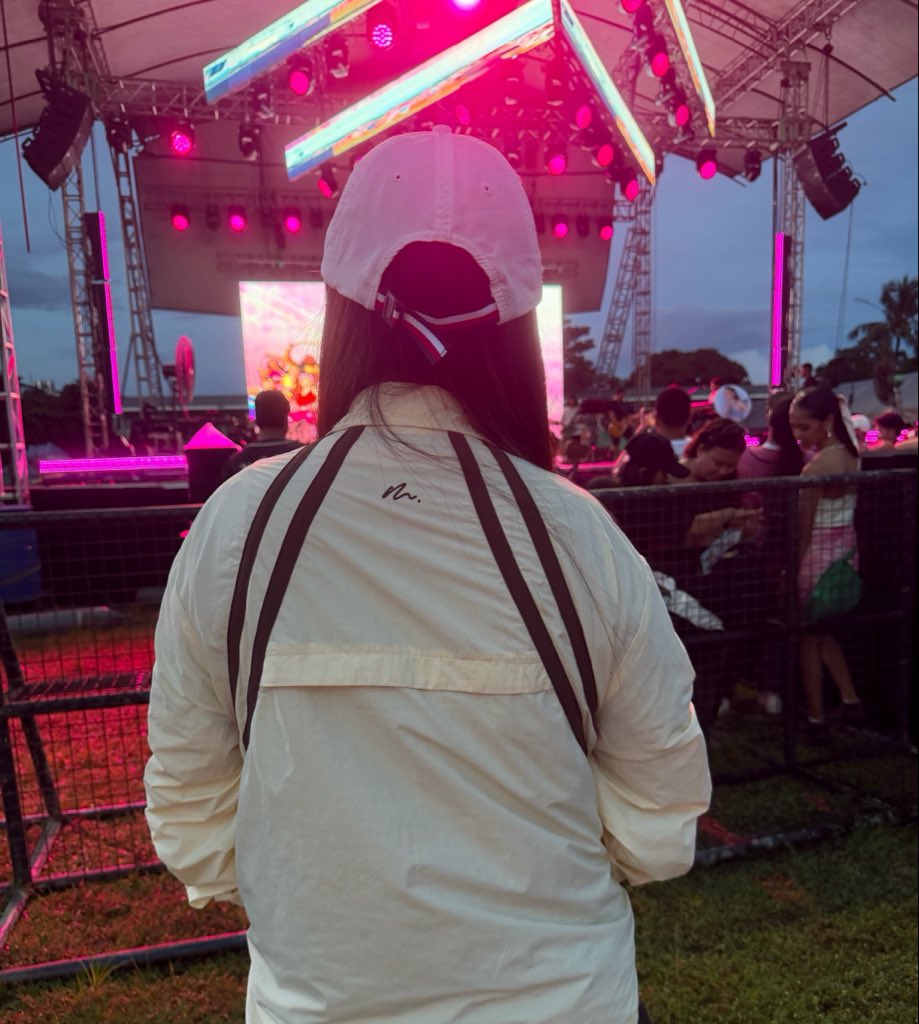 mikharubloom's tweet photo. Dedma sa init mamaya 😁 The quality of MILI jacket is 💯 @bini_mikha @miliclubofc 

BINI AT UNFILTERED CONCERT

#BINI_LiveInTacloban #BINI https://t.co/3UlcKXJT49