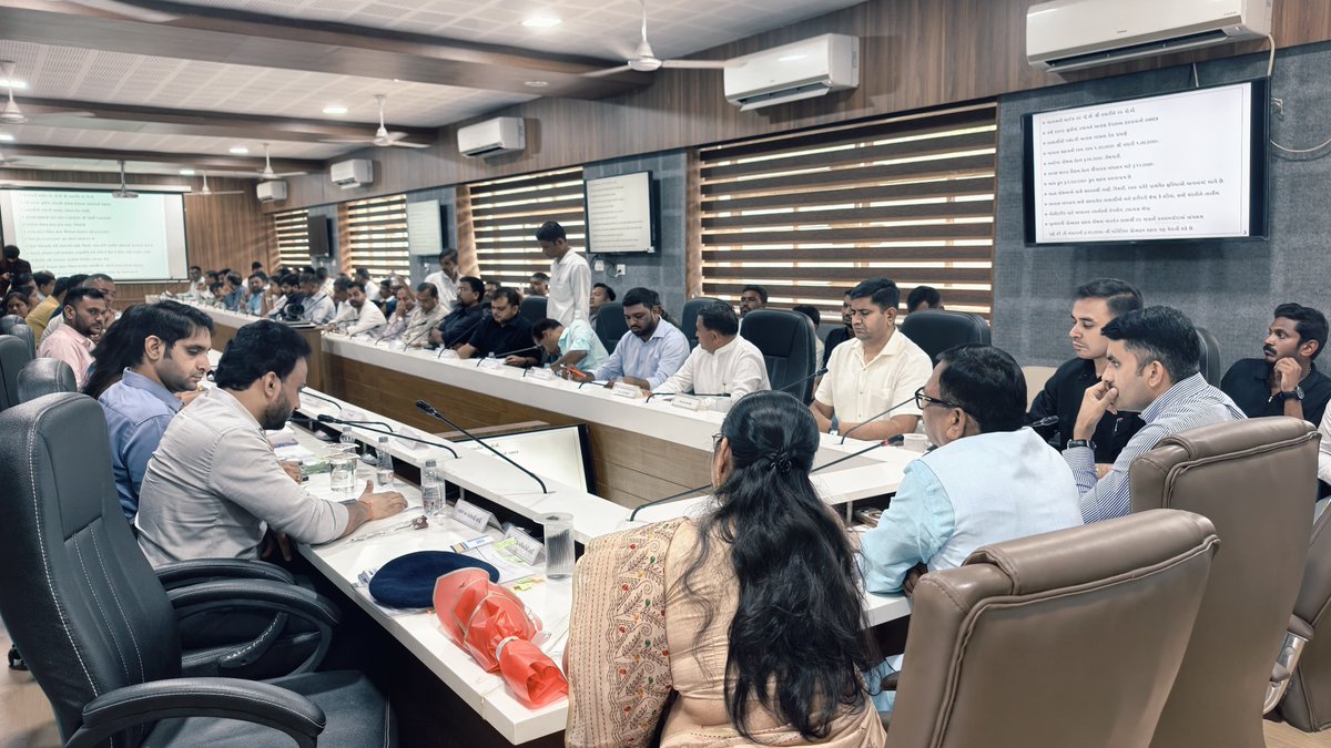 CollectorTapi's tweet photo. જિલ્લાના કલેક્ટર કચેરીના સભાખંડ ખાતે "દિશા" સમિતિના માન. અધ્યક્ષ સાંસદ સભ્યશ્રી પ્રભુભાઈ એન. વસાવાઓના અધ્યક્ષસ્થાને યોજાયેલ "દિશા" સમિતીમાં કેન્દ્ર સરકારના કુલ ૩૭ વિભાગોની ૧૦૧ જેટલી યોજનાઓની સમીક્ષા કરવામાં આવી
@CMOGuj 
@revenuegujarat 
@InfoGujarat 
@infotapigog24
@prabhunvasava https://t.co/wcg8Jlfq3s