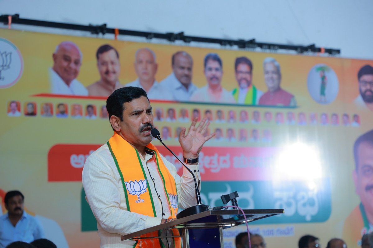 BYVijayendra's tweet photo. ಪದವೀಧರರ ವಿಶ್ವಾಸ, ಪ್ರಗತಿಯ ಸಂಕಲ್ಪ

ಮುಂಬರುವ ವಿಧಾನ ಪರಿಷತ್ತಿನ ಆಗ್ನೇಯ ಪದವೀಧರ ಕ್ಷೇತ್ರದ ಚುನಾವಣೆ ನಿಮಿತ್ತ ಇಂದು ಚಿತ್ರದುರ್ಗದ ವಾಲ್ಮೀಕಿ ಭವನದಲ್ಲಿ ಮತದಾರರ  ಸಭೆ ನಡೆಸಲಾಯಿತು. ನಾಡಿನ ಪ್ರಗತಿಶೀಲ ಭವಿಷ್ಯವನ್ನು ರೂಪಿಸುವಲ್ಲಿ ಶೈಕ್ಷಣಿಕ ಕ್ಷೇತ್ರಗಳ ಮತ್ತು ಪದವೀಧರರ ಪಾತ್ರ ಅತ್ಯಂತ ನಿರ್ಣಾಯಕವಾಗಿದ್ದು, ಅವರ ಧ್ವನಿಯಾಗಿ ಸದನದಲ್ಲಿ ಕೆಲಸ ಮಾಡುವ ನಿಟ್ಟಿನಲ್ಲಿ ಇಲ್ಲಿನ ನಮ್ಮ ಎನ್.ಡಿ.ಎ ಅಭ್ಯರ್ಥಿ ಶ್ರೀ ಕೆ.ಎಂ.ಸುರೇಶ್ ರವರನ್ನು ಬಹುಮತದಿಂದ ಗೆಲ್ಲಿಸುವುದು ಅತ್ಯಗತ್ಯ. ಪರಿವರ್ತನೆಯ ಸಂಕಲ್ಪದೊಂದಿಗೆ, ಪದವೀಧರರ ಸಬಲೀಕರಣ ಹಾಗೂ ಯುವಜನರ ಉದ್ಯೋಗದ ಹಕ್ಕುಗಳಿಗಾಗಿ ನಮ್ಮ ಹೋರಾಟ ಮತ್ತು ಬೆಂಬಲ ನಿರಂತರವಾಗಿದ್ದು, ಸಂಘಟನೆಯ ಪೂರ್ಣ ಸಾಮರ್ಥ್ಯದೊಂದಿಗೆ ಕ್ಷೇತ್ರದಲ್ಲಿ ನಮ್ಮ ಅಭ್ಯರ್ಥಿಯ ಗೆಲುವಿಗಾಗಿ ದೃಢ ಸಂಕಲ್ಪ ತಾಳಲಾಯಿತು. ಜನವಿರೋಧಿ, ರೈತವಿರೋಧಿ, ಅಭಿವೃದ್ಧಿ ವಿಮುಖ ಈ ಭ್ರಷ್ಟ ಕಾಂಗ್ರೆಸ್ ಸರ್ಕಾರದ ವಿರುದ್ಧ ಜನಮಾನಸದಲ್ಲಿರುವ ಆಕ್ರೋಶ ಈ ಚುನಾವಣೆಯಲ್ಲಿ ವ್ಯಕ್ತವಾಗಲಿದೆ.

ಈ ಸಂದರ್ಭದಲ್ಲಿ ಮಾಜಿ ಉಪಮುಖ್ಯಮಂತ್ರಿ ಹಾಗು ಸಂಸದರಾದ ಶ್ರೀ ಗೋವಿಂದ ಕಾರಜೋಳ, ಜಿಲ್ಲಾಧ್ಯಕ್ಷರಾದ ಶ್ರೀ ಕೆ ಟಿ ಕುಮಾರಸ್ವಾಮಿ, ಮಾಜಿ ಶಾಸಕರಾದ ಶ್ರೀ ಜಿ ಹೆಚ್ ತಿಪ್ಪಾರೆಡ್ಡಿ, ಶಾಸಕರಾದ ಶ್ರೀ ಎಂ ಚಂದ್ರಪ್ಪ, ಶ್ರೀ ಕೆ ಎಸ್ ನವೀನ್, ಮಾಜಿ ಶಾಸಕರುಗಳಾದ ಶ್ರೀ ತಿಪ್ಪೇಸ್ವಾಮಿ, ಶ್ರೀ ಎಸ್ ಕೆ ಬಸವರಾಜು ಶ್ರೀ ವೈ ಎ ನಾರಾಯಣಸ್ವಾಮಿ, ಸೇರಿದಂತೆ ಪಕ್ಷದ ಪ್ರಮುಖರು ಹಾಗೂ ಕಾರ್ಯಕರ್ತರು ಉಪಸ್ಥಿತರಿದರು.