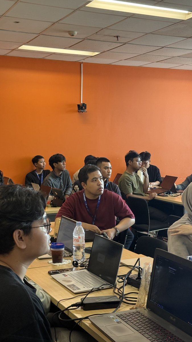 blockdev_org's tweet photo. Sesi 4 Kelas Rutin Batch 5 dimulai!

Pagi ini peserta belajar AI On-chain analyst, siang lanjut How to Build Real Digital Product. Gabungan analisa data dan product building hari ini.

Sesi 4 kedatangan @yanzero_, CTO @idrx_co dan Founder @devweb3jogja, serta @hdriqi Founder @ParasHQ.

Dari sisi teknis sampai bisnis, lengkap hari ini. 🏗️