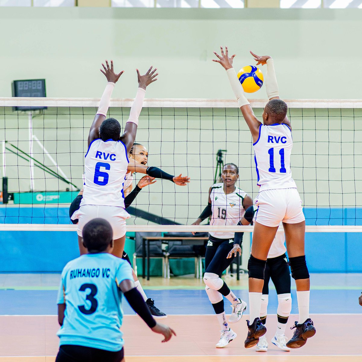 Rw_Volleyball's tweet photo. #RNVL 2026 - 2027
Phase I, Round I
📍Petit Stade
📌Live Games Updates (Women)
Game Over: APR⚪️⚫️ 3-0 RUHANGO🟣⚪️
(25-11, 25-09, 27-25)
#RwandaVolleyball https://t.co/65J6yPpWcI