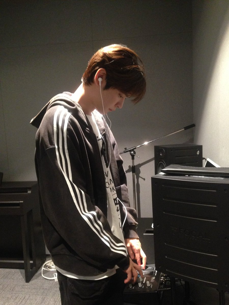 mjmndss's tweet photo. มู้ดไอโฟน5 เสื้อฮู้ด หูฟังสาย https://t.co/73J3V9ebwp