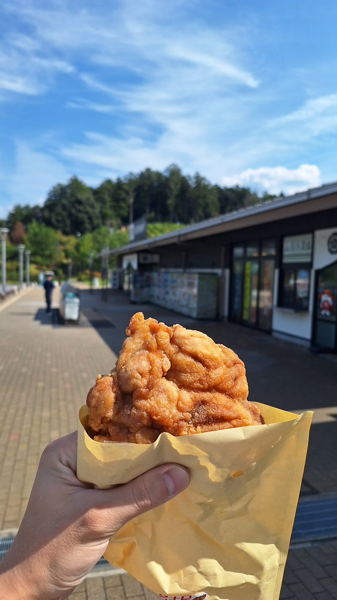 Hayato_stato's tweet photo. 遅れましたが彦根着でございます!
美味しいご飯も食べて、彦根城脇の護国神社でお祈りも済ませました!
初滋賀めっちゃ楽しい!
 #サガミスタ滋賀遠征 
 #SC相模原 https://t.co/fyV32I9BWQ