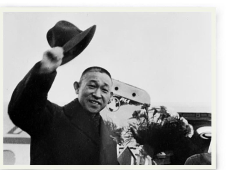 GrwaNnKqMn5nG68's tweet photo. 松下幸之助が1950年に初めて訪米した時。

米国人のワーカーの給料と日本の課長が
同じだったことに驚いた。

そして、一日でも早く松下電器の社員の給料をアメリカ人並みにしてあげたいと思ったと語っている。

また、鳥取の米子に出張した時、

旅館の仲居さんに
「松下さん、鳥取に工場を作ってください」
と頼まれた。

知事や市長ではなく、一市民がそんなお願いをするということは、よほどの事だろうと思い、地方にも工場を作り始めた。

米子では、モーターの工場を作った。

「報告を聞くときは、いつも、お客さんは
なんと言っているんだ？と訊ねられた」

松下幸之助に直接報告をしていた先輩方は
みなそう話していた。

かつて、日本の経営者は、みな、現場を大事にしていた。

今は、本当にいなくなってしまった。
