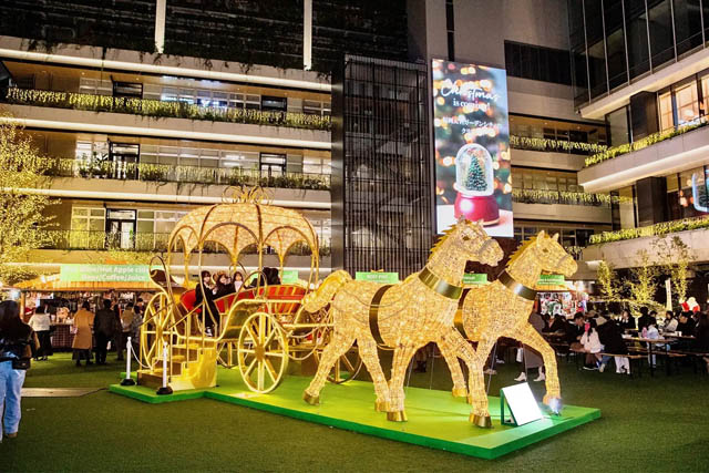 TwitFukuoka's tweet photo. クリスマスアドベント「クリスマスゲートパーク in 福岡大名ガーデンシティ」2026年の開催が決定 - マグカップは人形師中村弘峰さんが制作したモニュメント 大名の大狛犬 の新バージョン → https://t.co/uKxnjsx2t9 https://t.co/2oQgbR6akl