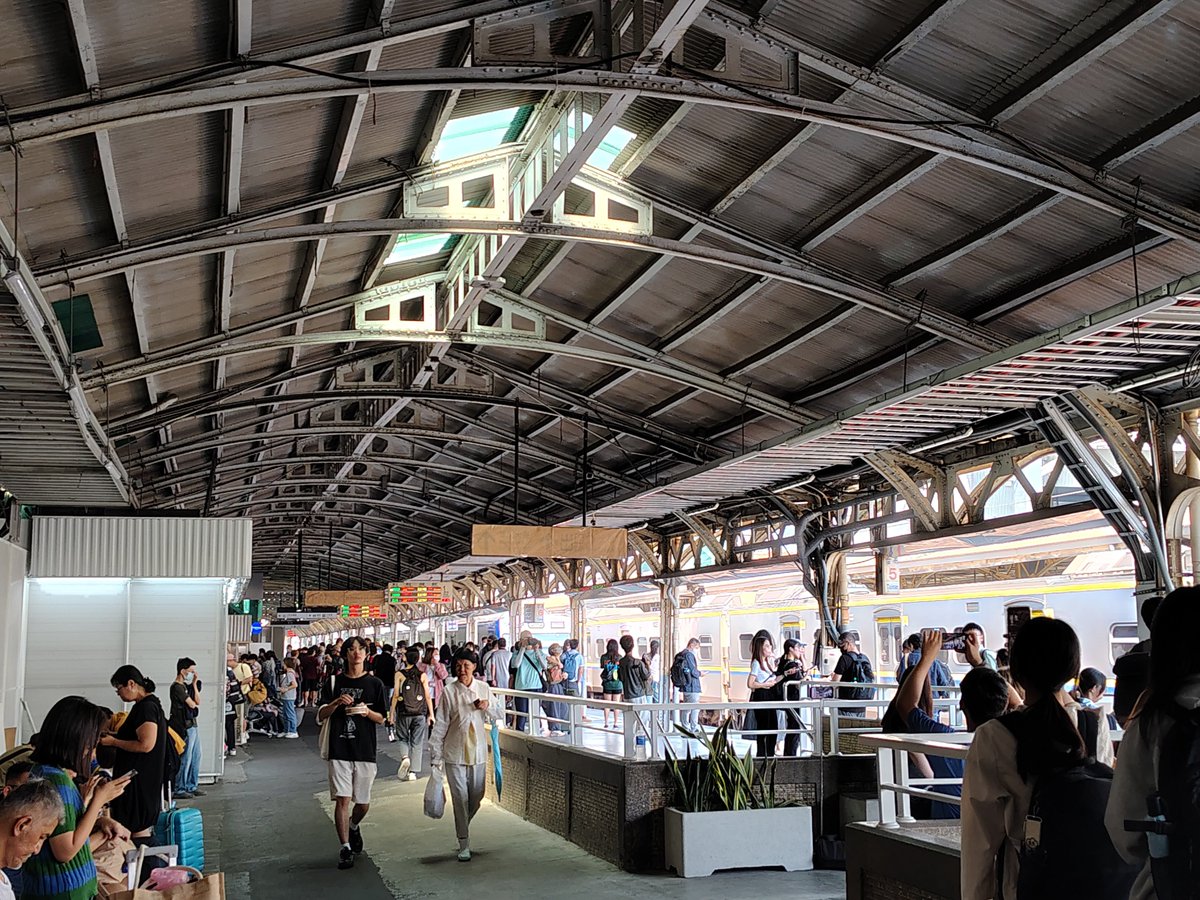 lin1785414's tweet photo. 速寫臺南
地面車站最後一日
臺南月臺寫生 https://t.co/CxFp2JMeXC