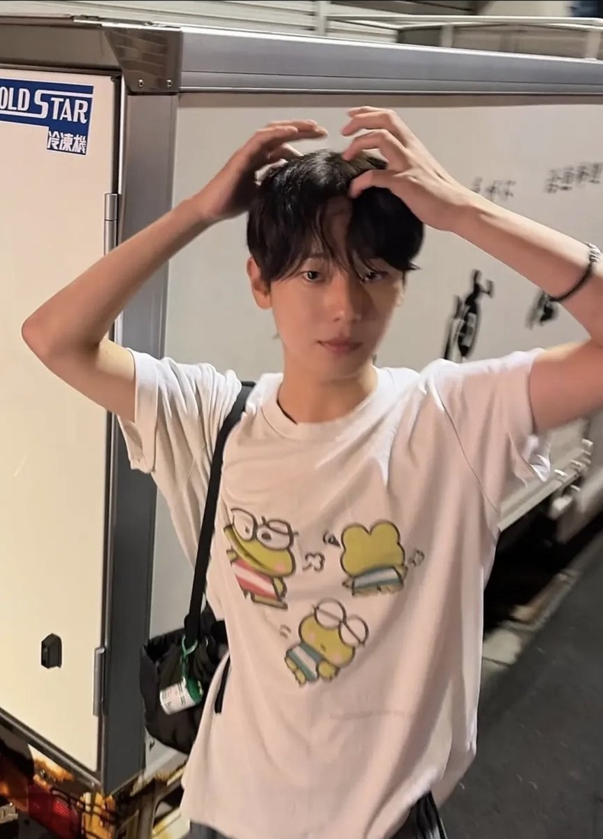 dominiminiinouu's tweet photo. 도민이가 일본여행 가서 짐풀고 제일 먼저 한 일.
우리 인호가 좋아하는 몬치치 티샤쓰 사기🐶💙
오조오억번 고민해서 직접 커스텀했다는게 진짜 미친거 같고 알차게 본인 케로피 티셔츠까지 구매하신 분, 김도민님 이실게요ㅋㅋㅋ 근데 제일 웃긴건 그 티샤쓰 입고 따릉이 타러 나가는 남친인거 같음 푸하하하하하하하