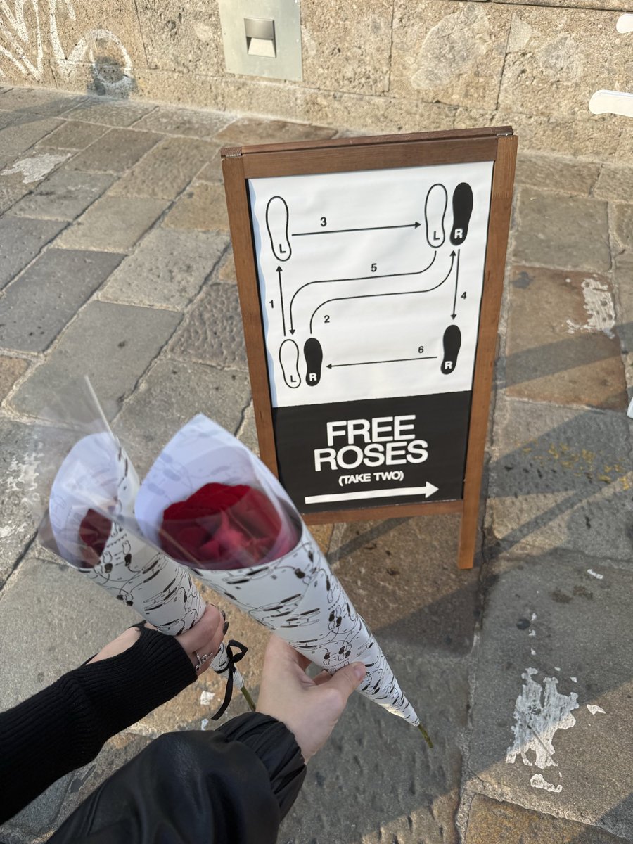 hsdaily's tweet photo. Free roses and a violinist performing have been spotted in Milan, Italy today - 17 October (via @kissymartina) https://t.co/e8z4vWRPa3