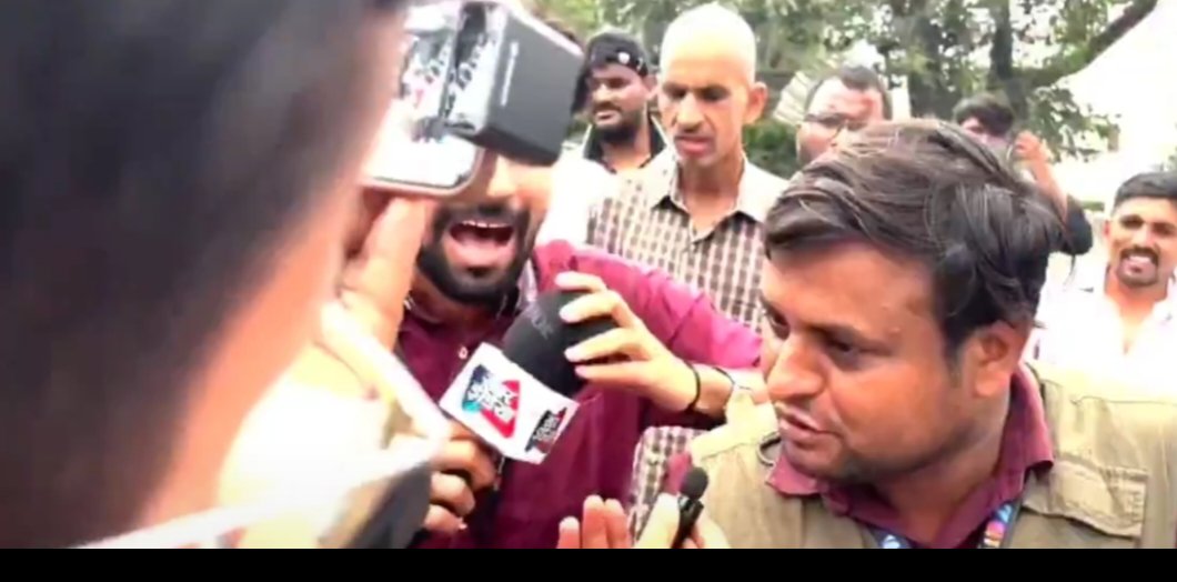PragyaLive's tweet photo. प्रोटेस्टर्स को मारने पीटने के बाद अब पत्रकारों को घेर कर काम न करने देने के लिए माइक वाले गुंडे लगाए गए हैं.. सरकार से सवाल पूछते चेहरों को ढूंढ ढूंढ कर टारगेट किया जा रहा है उन्हें परेशान किया जा रहा है.. उन्हें लिंच किया जा रह है... https://t.co/TAFJo89Fkh