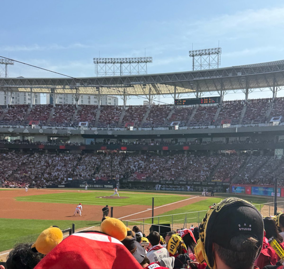 ampmdwsw's tweet photo. 진짜 오늘 3루 타죽는 줄 알았음
구라가 아니라
ㅆㅂ ㅈㅉ로 많은 사람들이 그냥 머리를 내놓지 않음
그랬다간 내 머리에서 불 날 것 같아서…
그늘진1루보는데
부러워서디져버리는줄알았음요 https://t.co/bzbO3gceHb