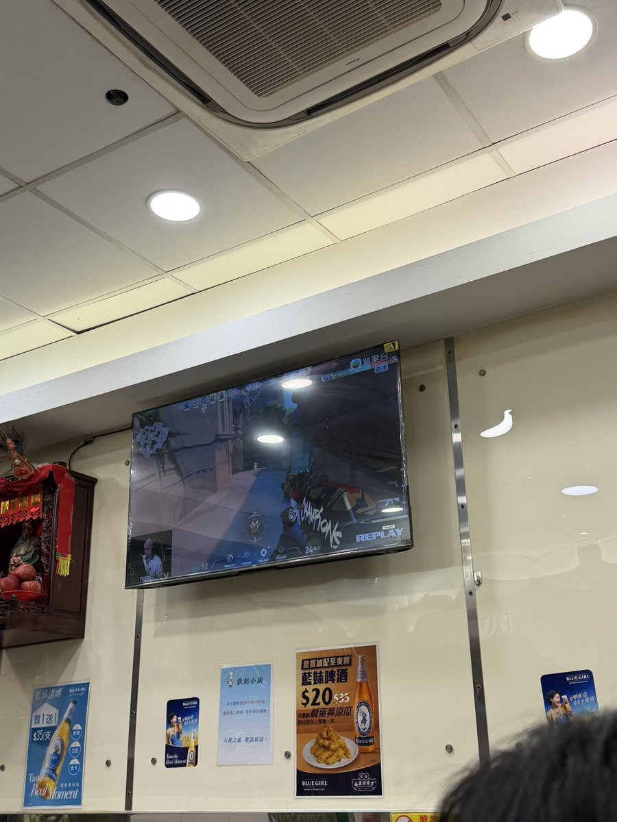 jasoncript5's tweet photo. they got vct on at the local restaurant we r so massive https://t.co/DYTYzpRL2V