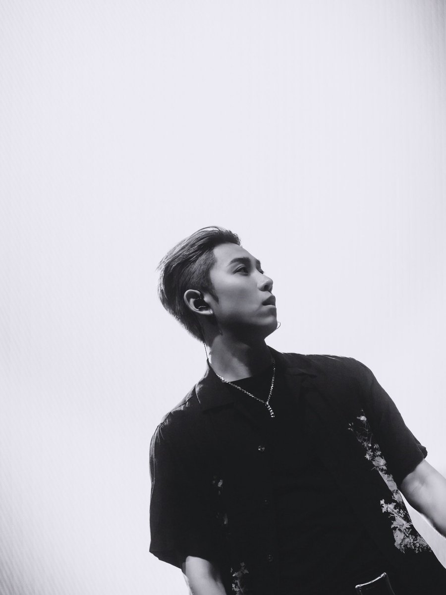 terjemahinRYUL's tweet photo. 261017 📸 mateusz_stepien

Serenades &amp; Body Rolls in Warsaw

#률 #RYUL #롱샷 #LNGSHOT https://t.co/t7rafh7Dq6