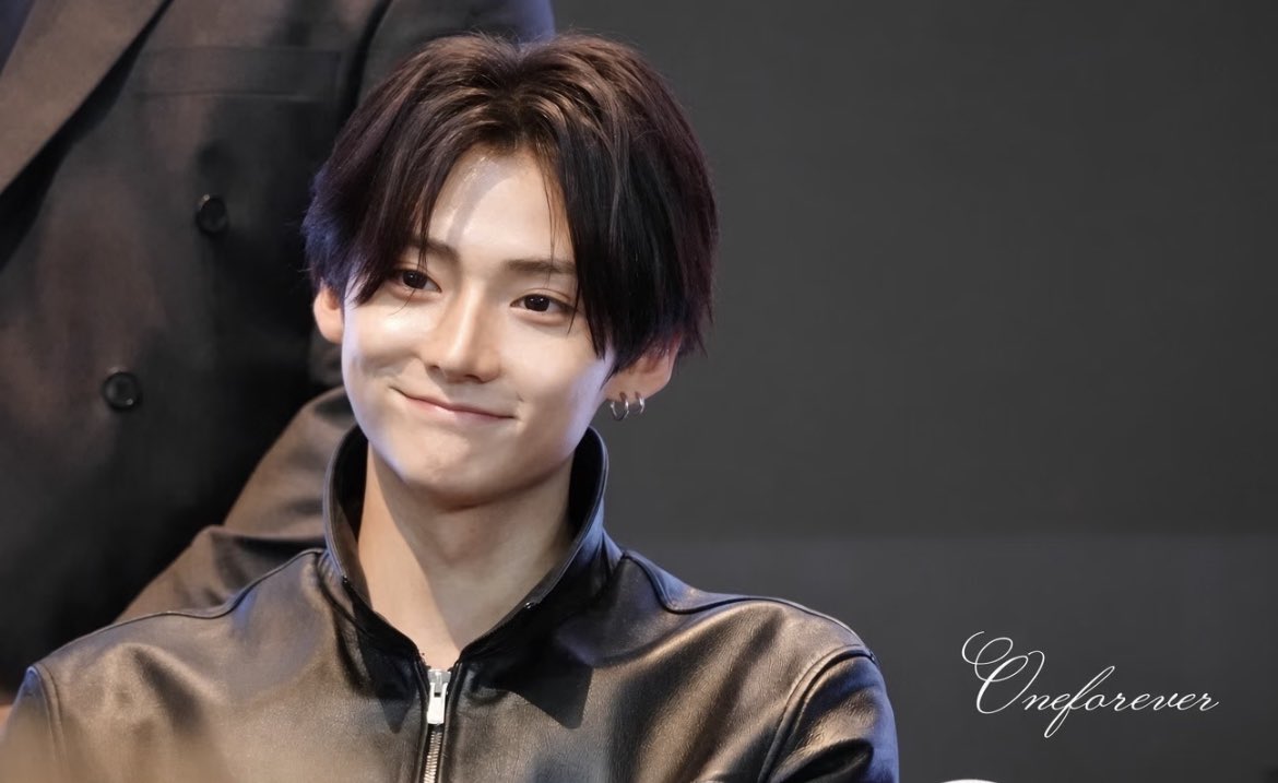 sangmidare's tweet photo. sangwon you such a cutie patootie ☹️ https://t.co/o1CLlnkyGr