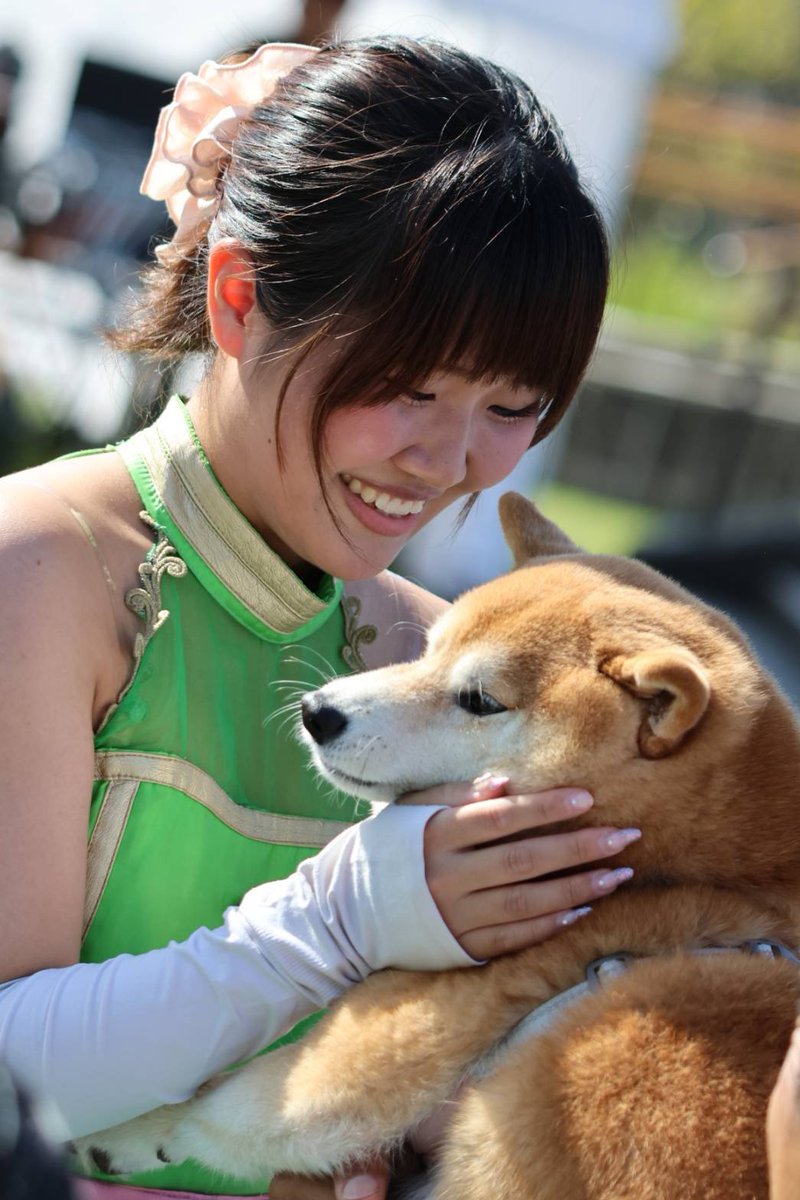 tekuteku_k's tweet photo. 知多市のイベントで梅ソーダ聴けるのしあわせでしかない☺️🩷💚
近くに���たわんちゃんを愛おしそうに愛でるかわいいひめちゃんをお届け(U・ᴥ・U)🩷💚
ひめちゃんもわんちゃんもかわいすぎ🐶🫶🏻
あ、ちゃんとかわいいサイン見てきたにょ😚🌸
また会えるようにがんばるぞ😭 https://t.co/xjMpiGZnc5