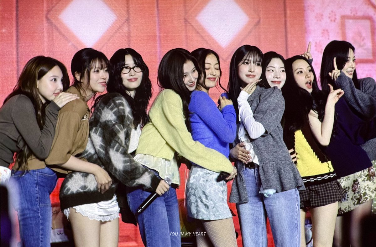 YIMH_TWICE's tweet photo. 261017 pre.

앞으로도 오래오래 함께 하기~🤙🏻

#TWICE #트와이스 #TWICE_THE_THRILL 
#TWICE_11th_Anniversary https://t.co/iQAVzt8A6G