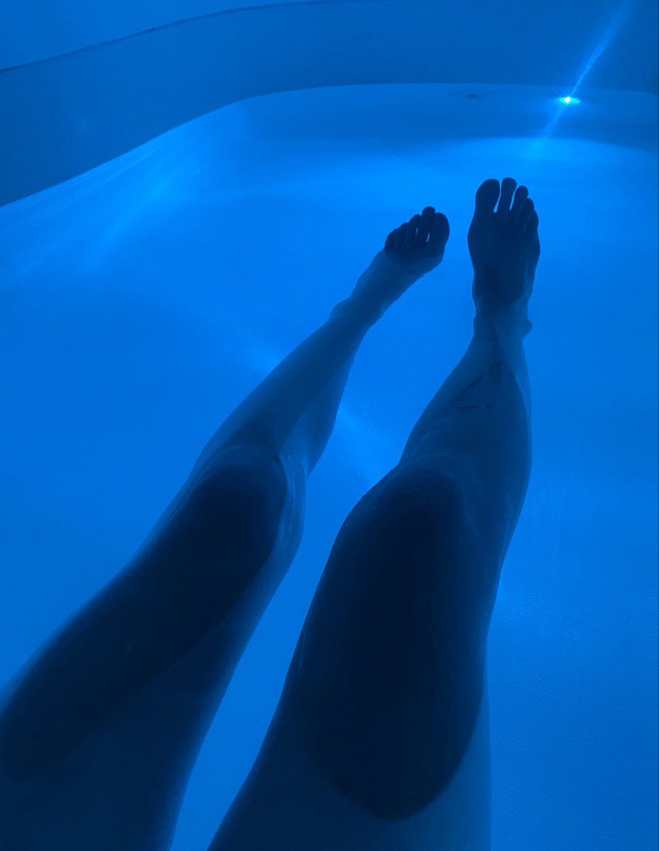 aauraarua's tweet photo. Don’t feel blue, my feet are here for you 🐟 #feet #salttherapy #floating #feetfetısh #longindextoe #prettyfeet https://t.co/d1m3Ed9mLQ