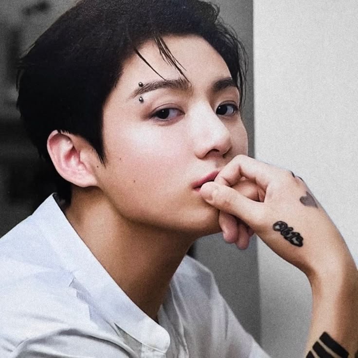 jungkookmoonn's tweet photo. sensitive topic: jungkook's eyebrow piercing https://t.co/Kpktj5LVlo