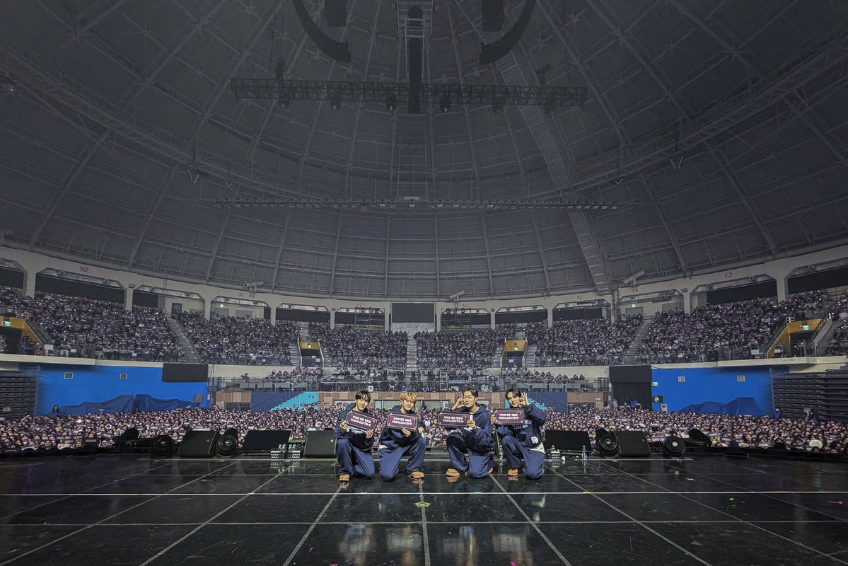 Highlight_AUent's tweet photo. [📸] 2026 HIGHLIGHT FAN CON [18년차 아이돌인 내가 이세계에선 데뷔조 연습생?!] DAY 2

2026년 10월 17일 (토)
둘째 날의 트레이너님들과 함께💙💛💚💜

#하이라이트 #HIGHLIGHT
#비스트 #BEAST
#윤두준 #YOONDUJUN
#양요섭 #YANGYOSEOP
#이기광 #LEEGIKWANG
#손동운 #SONDONGWOON https://t.co/CXURljh0Yl