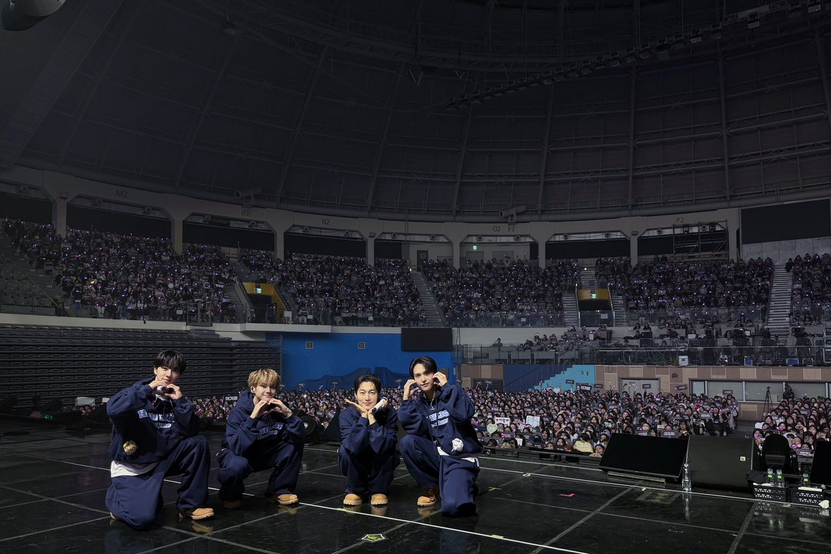 Highlight_AUent's tweet photo. [📸] 2026 HIGHLIGHT FAN CON [18년차 아이돌인 내가 이세계에선 데뷔조 연습생?!] DAY 2

2026년 10월 17일 (토)
둘째 날의 트레이너님들과 함께💙💛💚💜

#하이라이트 #HIGHLIGHT
#비스트 #BEAST
#윤두준 #YOONDUJUN
#양요섭 #YANGYOSEOP
#이기광 #LEEGIKWANG
#손동운 #SONDONGWOON https://t.co/UueFoIlIsv