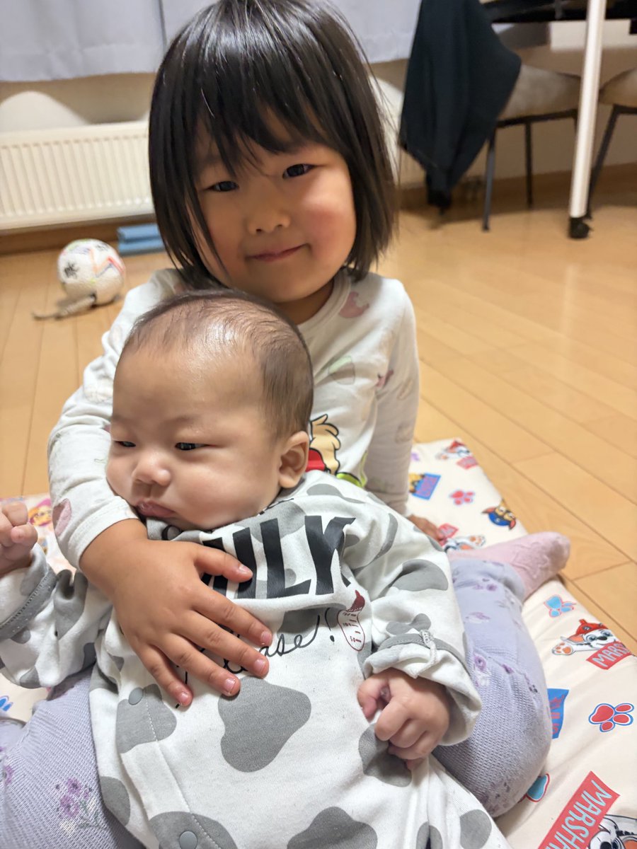ryu_sato8814's tweet photo. 21歳の時、4歳年上の妻と結婚しました。

お金があるとか、
有名だとか、
イケメンだとか。

そんなことにこだわらず、何者でもなかった俺を選んでくれた妻。

今では毎月2,500万円近いお金を経理してくれている妻に、時にはブチギレてしまう自分は、まだまだ未熟者だと思います。

それでも、夫婦で背伸びせず、地道に生活してきたからこそ、今の自分があると思っています。

仕事もありがたいことに好調で、ブレイキングダウンもたった2回の出場ですが、多くの方に知っていただけるようになりました。

でも、生活は昔と何も変わりません。

お金や知名度が増えたからといって、大切にするものまで変える必要はない。

21歳の俺を選んでくれた妻には、これからの人生でしっかり恩返ししていきたいです。